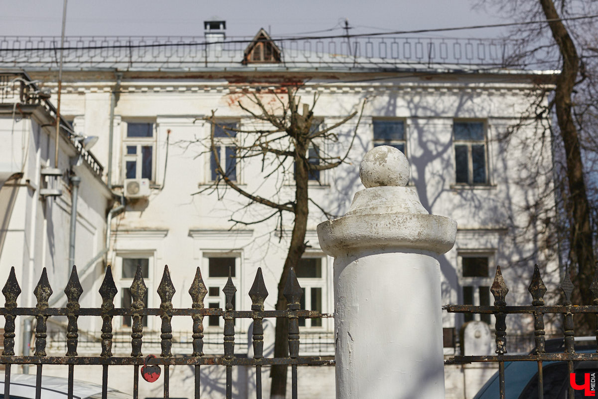 В первой половине XIX века Владимир развивался на основе первого регулярного плана застройки, утверждённого Екатериной II в 1781 году. На смену стихийно сложившейся, хаотичной постройке и кривым улочкам должна была прийти упорядоченная сеть городских кварталов с геометрически чёткой планировкой. На центральной улице стали появляться кирпичные купеческие дома, возводились новые общественные здания в стилистике зрелого классицизма, перестраивались старые. Ведущую роль в этом играл губернский архитектор Алексей Вершинский.